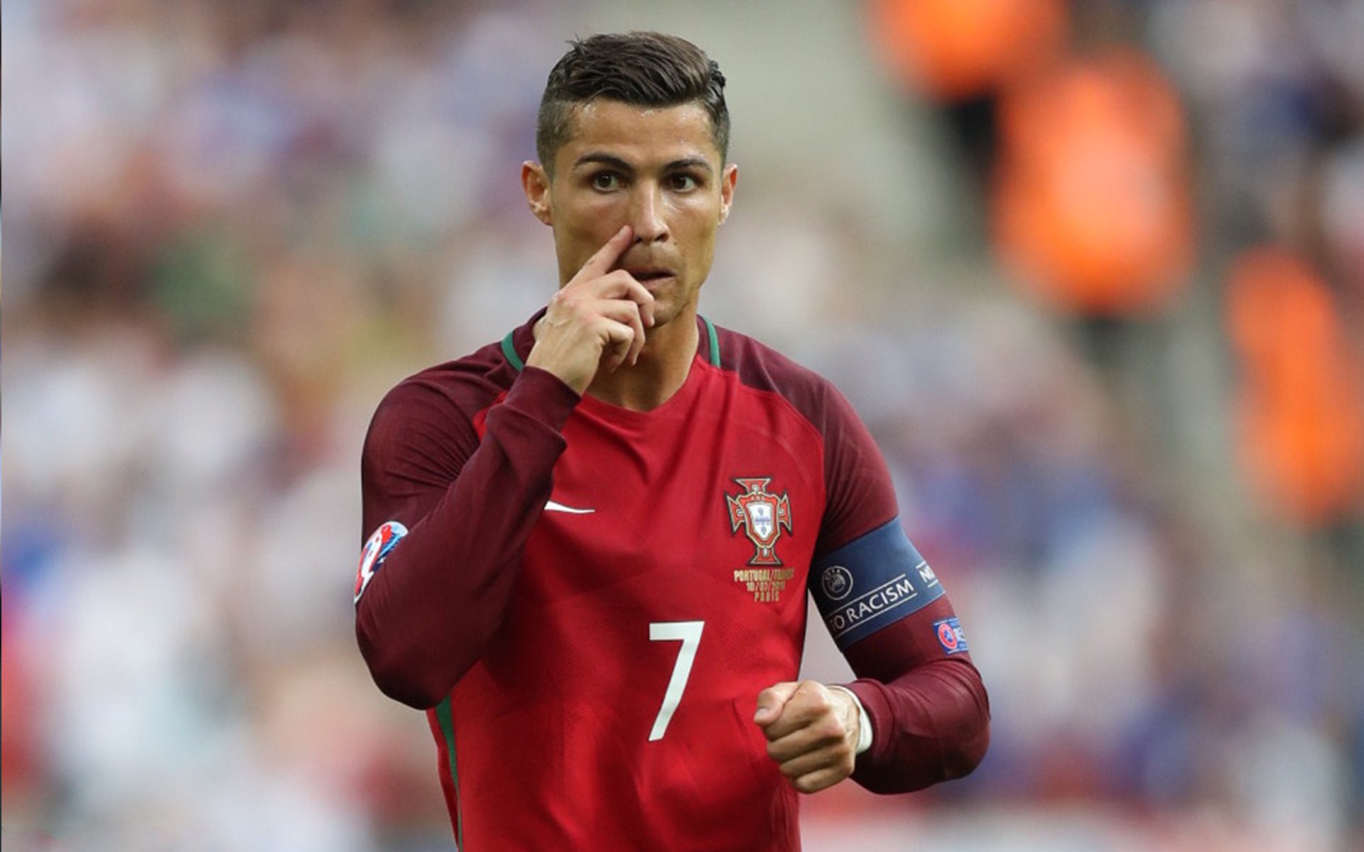 _现场现场：比赛激战，欢呼声不断_，比赛场面激烈